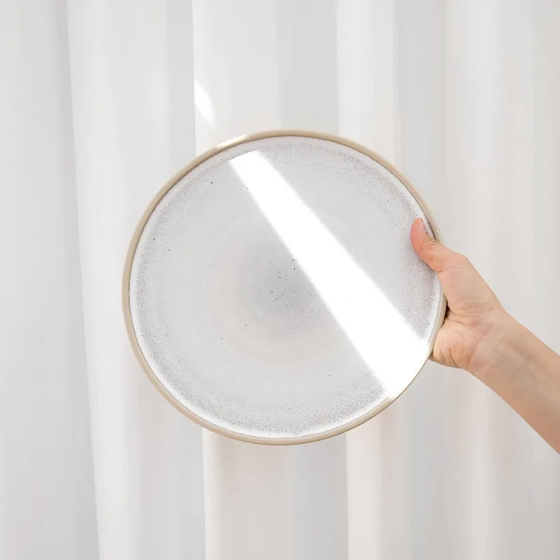 Handgemachter Keramikteller mit gesprenkelter Glasur